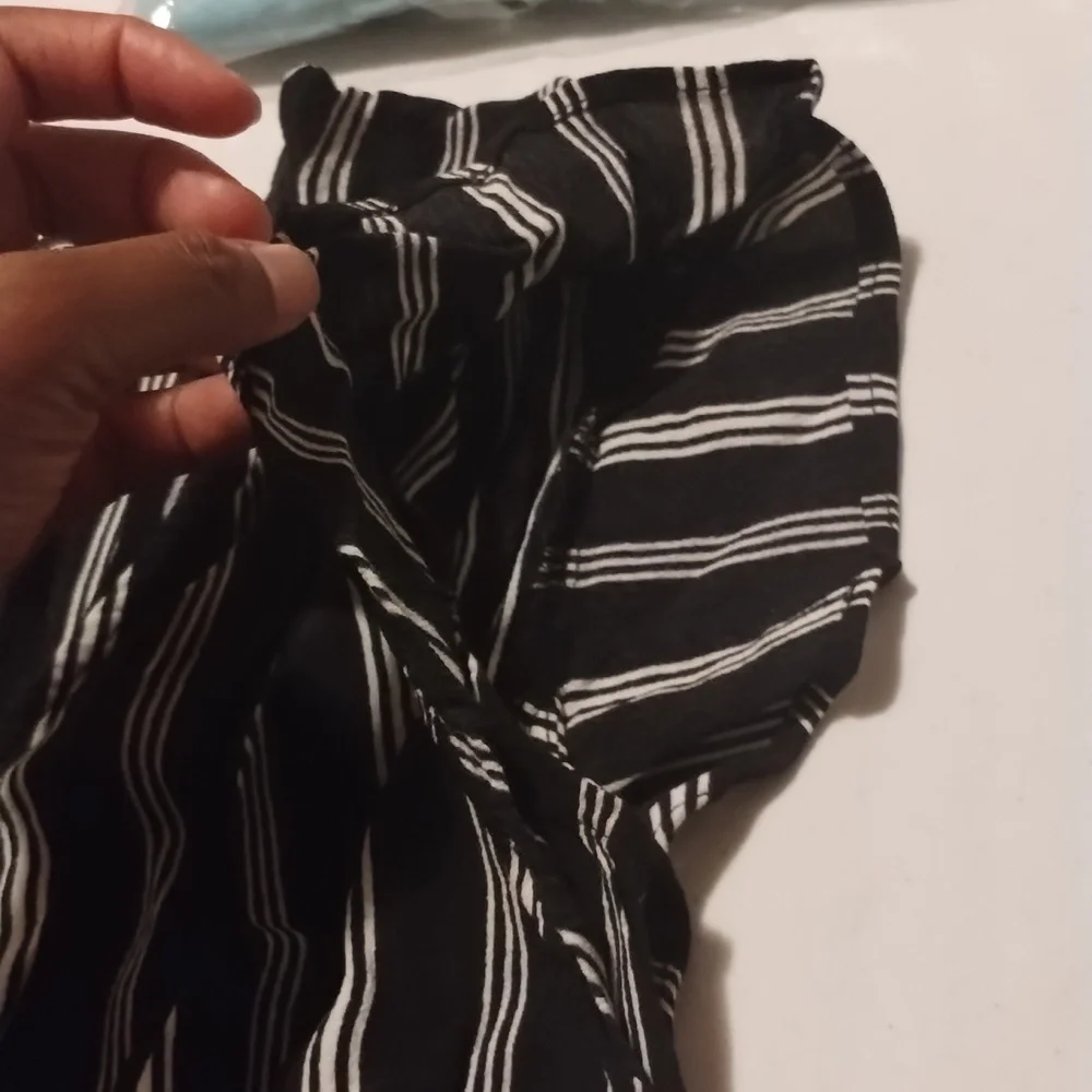 LOFT | Petite Striped Flutter Sleeve stripe with two sides pockets Romper Size S - Picture 4 of 14